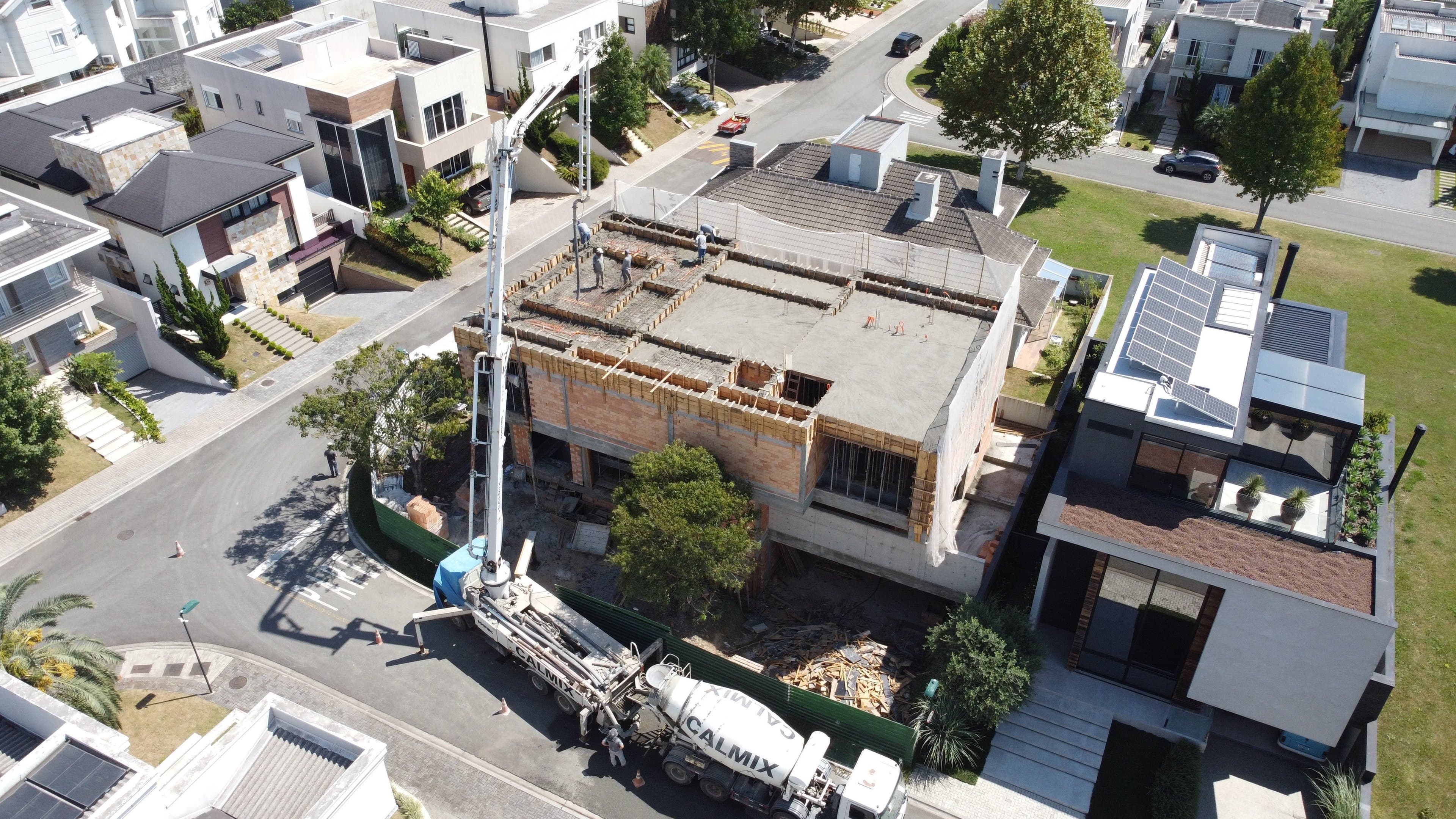 Operação de drone em fachada